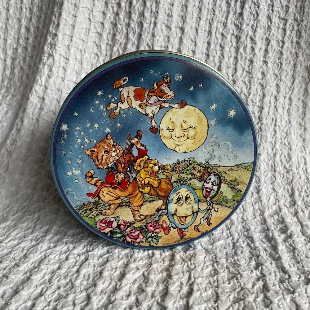 Vintage cookie tin Nursey Rhymes Hey Diddle Diddle The cow jumps over the moon